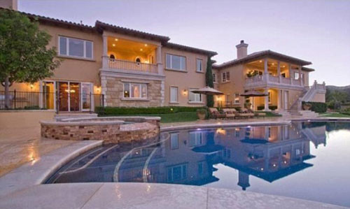 Cô ca sĩ 30 tuổi thuê biệt thự với giá 25.000 USD mỗi tháng.