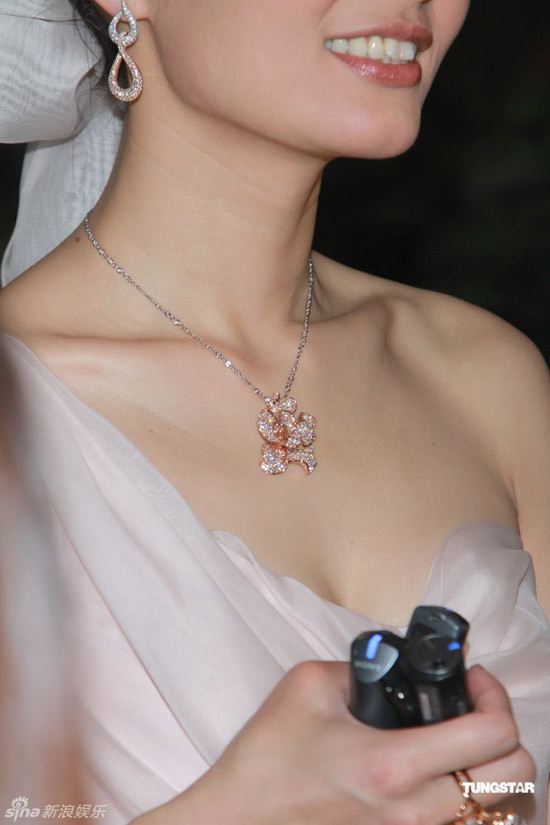 Lữ Tuệ Nghi "khoe khéo" bộ trang sức kim cương mà chú rể tặng cô.