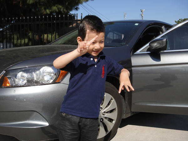 Bảo Nam rất thích làm điệu bộ xì tin trước ống kính của mẹ.