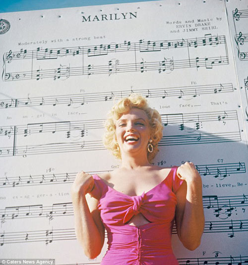 Marilyn chụp hình bên bản nhạc mang chính tên của bà do Ervin Drake và Jimmy Shirl sáng tác Marilyn chụp hình bên bản nhạc mang chính tên của bà do Ervin Drake và Jimmy Shirl sáng tác