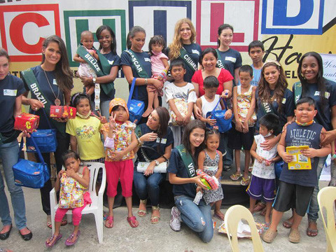 Phan Thị Mơ trổ tài nấu ăn tại Miss Earth ảnh 5 Phan Thị Mơ tích cực tham gia vào các hoạt động bên lề của ban tổ chức. Trong buổi tiệc tối, đại diện Việt Nam (thứ 2 từ phải sang) chọn váy đen khoa làn da trắng bên các thí sinh.