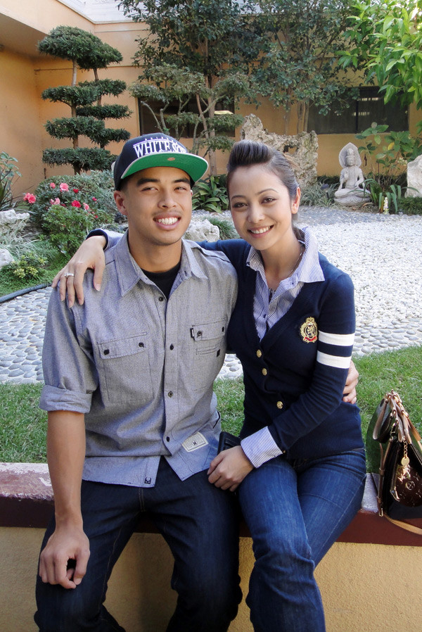 Là chị cả trong gia đình, mỗi lần bay về Mỹ, Jennifer lại có dịp gần gũi với em trai. Cô luôn quan tâm và dành cho em những lời khuyên bổ ích trong cuộc sống.