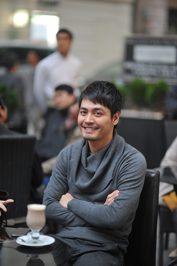 Dưới hàng ghế khán giả, nhiều người nhận ra MC Phan Anh của "Cặp đôi hoàn hảo". Anh ngồi lặng lẽ bên tách socola nóng và thưởng thức những bản nhạc cổ điển.