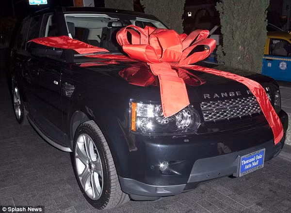 Em gái Kim Kardashian đón tuổi trăng tròn bằng xe "khủng" ảnh 2