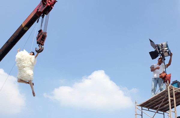 Xuân Lan treo mình trên cần cẩu cao 15m ảnh 3 Nữ giám khảo cho biết, đây cũng là một trong những thử thách mà cô và các giám khảo đưa ra cho các thí sinh. Thử thách này buộc các thí sinh phải trấn áp được nỗi sợ hãi cũng như thăng hoa cùng những bộ trang phục bồng bềnh trong bộ sưu tập “Mây” của nhà thiết kế Đỗ Mạnh Cường.