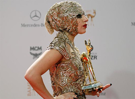 Cô gái vàng Lady Gaga. Hết mốt trang điểm mắt búp bê to tròn, Lady Gaga chuyển sang mốt vẽ mắt kiểu thám tử... Cô gái vàng Lady Gaga. Hết mốt trang điểm mắt búp bê to tròn, Lady Gaga chuyển sang mốt vẽ mắt kiểu thám tử...