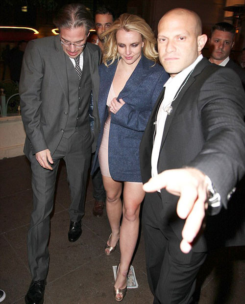 Britney Spears khoe nhẫn đính hôn ảnh 9 Nhà thiết kế nhẫn đính hôn cho Britney, Neil Lane cho biết: 'Jason là người rất lãng mạn. Khi tôi đề nghị anh ấy miêu tả về Britney để tôi có thể thiết kế một chiếc nhẫn hợp với cô ấy, Jason chỉ luôn nói, Britney là công chúa của anh ấy.'