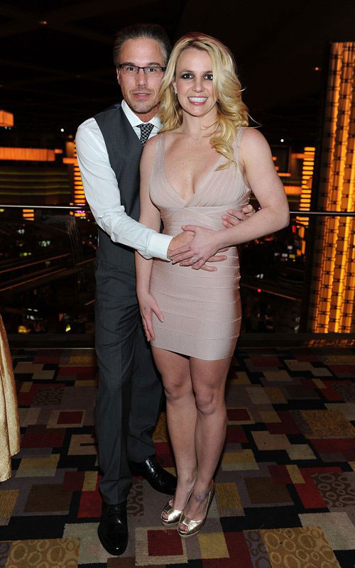 Britney Spears khoe nhẫn đính hôn ảnh 5 Jason là người luôn ở bên giúp đỡ và bảo vệ Britney trong khoảng thời gian cô gặp khó khăn nhất.