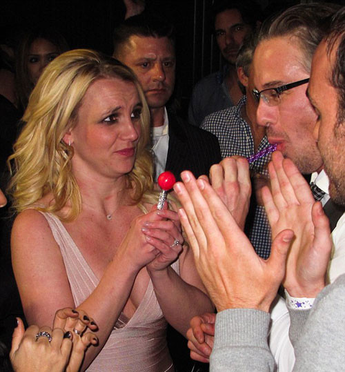 Britney Spears khoe nhẫn đính hôn ảnh 2 Cô mời bạn bè và người thân đến dự bữa tiệc của hai người.