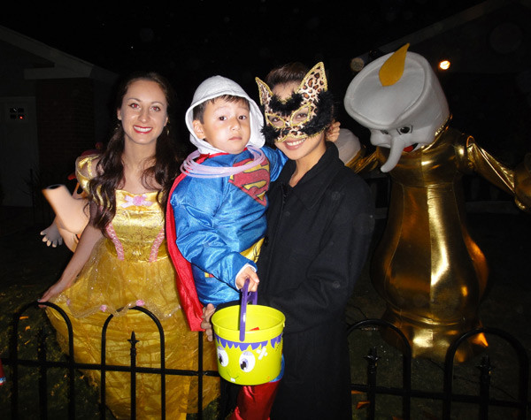 Buổi tối, hai mẹ con Jennifer đã có thời gian vui vẻ khi cùng nhau tham gia vào lễ hội hóa trang. Hoa hậu chia sẻ, cô định đưa con trai về Việt Nam lần này để có nhiều thời gian ở bên con hơn. Tuy nhiên, sau nhiều cân nhắc cô quyết định sẽ cho bé về nước vào dịp Tết.