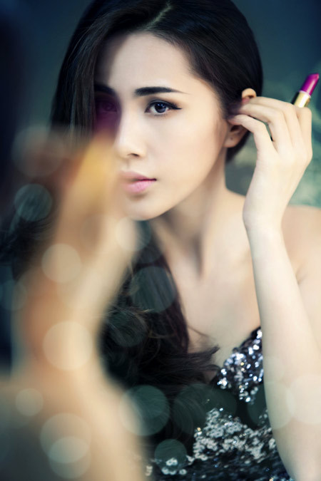 Thủy Tiên làm điệu trước gương ảnh 1 Bộ ảnh được Thủy Tiên thực hiện để làm bìa cho album vol 6 Vẫn mãi yêu anh.