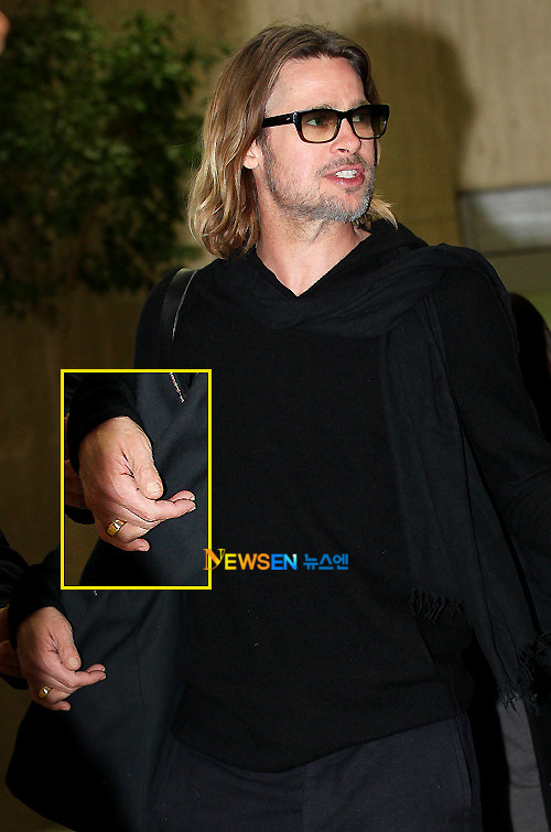 Chiếc nhẫn Brad Pitt đeo khiến báo giới tò mò. Trong khi anh tới Hàn Quốc quảng bá phim, Jolie và 6 nhóc tì đáng yêu vẫn đang tận hưởng những ngày nghỉ thư thái tại Côn Đảo.