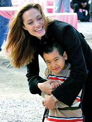 Angelina đưa Maddox đi qua bãi mìn ở Campuchia ảnh 1 Angelina đưa Maddox đi qua bãi mìn ở Campuchia ảnh 1