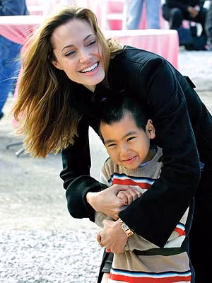 Angelina đưa Maddox đi qua bãi mìn ở Campuchia ảnh 1