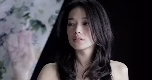 Thư Kỳ vốn được biết đến với vẻ đẹp gợi cảm, trong MV này, dù khỏa thân, nét đẹp của cô lại đằm thắm, dịu dàng. Diễn xuất gây xúc động của cô đã khiến nhiều nhân viên trong êkíp thực hiện phải khóc theo.