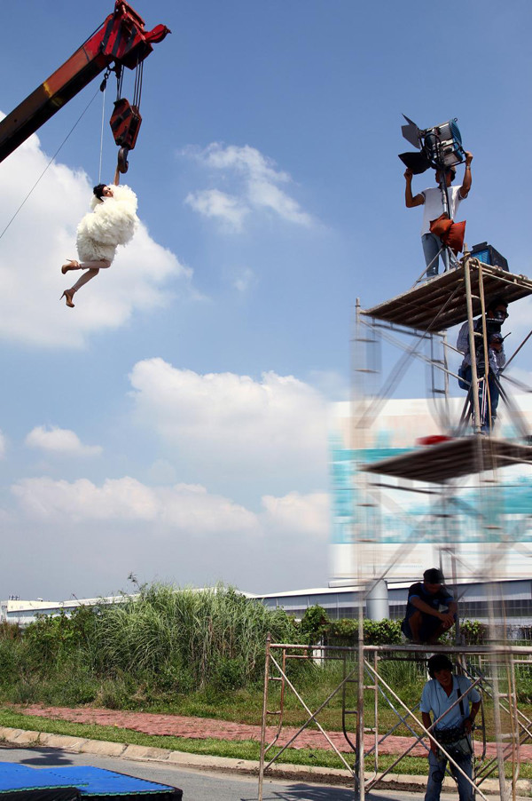 Xuân Lan treo mình trên cần cẩu cao 15m ảnh 2 Siêu mẫu treo mình và tạo dáng chuyên nghiệp trên cao.