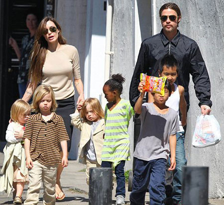Angelina Jolie tránh 'đụng chạm' chuyện quá khứ ảnh 2 Người tình của Brad Pitt muốn các con được gặp ông ngoại. Ảnh: Splash.