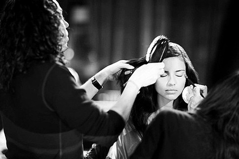 Lima trang điểm và làm tóc trong hậu trường buổi diễn Victoria's Secret năm nay. Hình ảnh được đăng trên tài khoản Twitter của hãng thời trang này vài tiếng trước show diễn. Lima trang điểm và làm tóc trong hậu trường buổi diễn Victoria's Secret năm nay. Hình ảnh được đăng trên Twitter của hãng thời trang này.