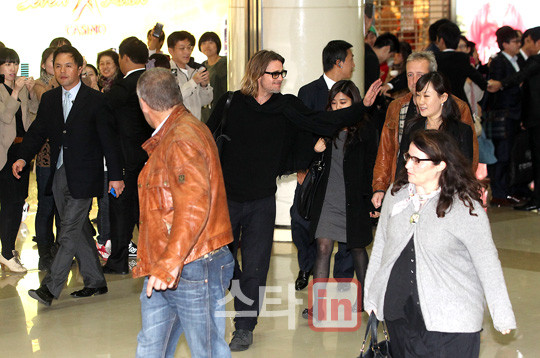 Nam diễn viên "Huyền thoại mùa thu" trong vòng vây người hâm mộ.