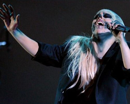 Lady Gaga làm nóng sân khấu bằng phong cách dữ dội như thường thấy.