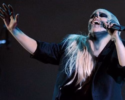 Lady Gaga hóa trang thành quỷ ảnh 7 Lady Gaga làm nóng sân khấu bằng phong cách dữ dội như thường thấy.