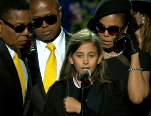 Paris Jackson xúc động phát biểu trong đám tang cha hồi tháng 7/2009. Paris Jackson xúc động phát biểu trong đám tang cha hồi tháng 7/2009.