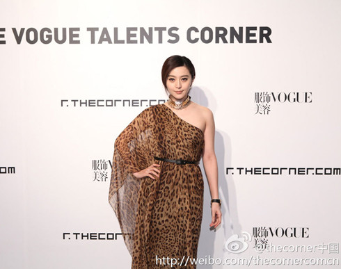 Người đẹp họ Phạm kiêu sa trong họa tiết da báo tại một buổi lễ của tạp chí Vogue. Ảnh: Xinhuanet.