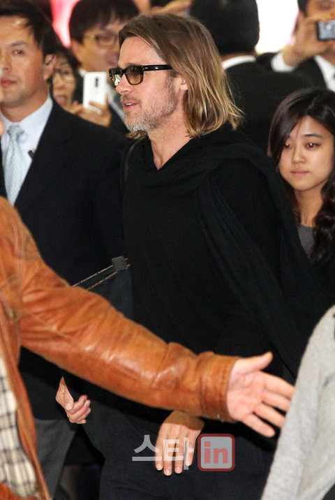 Không tỏ thái độ "ngôi sao", ngay khi vừa nhập cảnh, tài tử Hollywood nở nụ cười rạng rỡ và thân mật vẫy tay chào khán giả xứ kim chi.