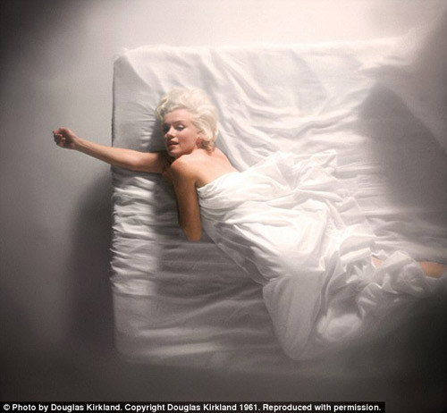 Cuốn sách mới mang tên "Marilyn Monroe: Metamorphosis" sẽ cho các fan hâm mộ thấy được cuộc sống chân thật nhất về một huyền thoại nổi tiếng thế giới. Cuốn sách là một bộ sưu tập những bức ảnh ấn tượng của Marilyn do David Wills tổng hợp lại. Tác giả đã tốn khá nhiều thời gian để có thể thu thập được những bức hình ấn tượng và độc đáo về biểu tượng tóc vàng tuyệt đẹp này. Đây là bức ảnh năm 1961 của Douglas Kirkland