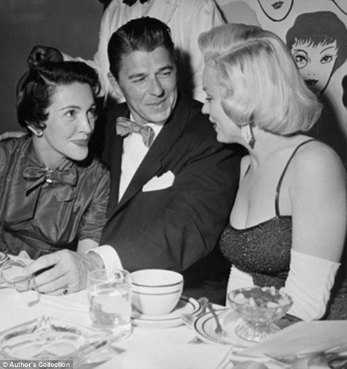 Cuốn sách "Marilyn Monroe: Metamorphosis" cũng ghi lại một số cảm nhận sâu sắc của bạn bè, đồng nghiệp và các fan hâm mộ của Marilyn Monroe về huyền thoại sắc đẹp nổi tiếng này. Trong ảnh: Marilyn Monroe với Nancy và Ronald Reagan trong buổi tiệc sinh nhật của Charles Coburn năm 1953