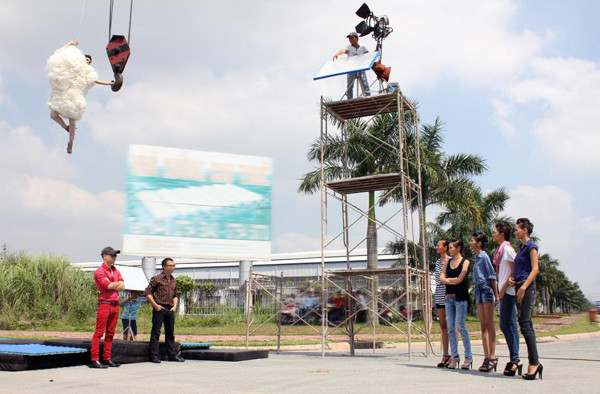 Xuân Lan treo mình trên cần cẩu cao 15m ảnh 1 Ở một số tập trước, nữ giám khảo không thực nghiệm, diễn thử trước cho các thí sinh vì theo chị có một số việc khá đơn giản, chị không cần phải tự mình thực hiện. Riêng với thử thách chụp ảnh treo mình giữa cần cẩu cao khoảng 15m trên không giữa trời nắng gắt và đầy gió, Xuân Lan đã thực nghiệm vừa để trấn an các thí sinh về sự an toàn vừa để ê kip “test” ánh sáng và máy móc.