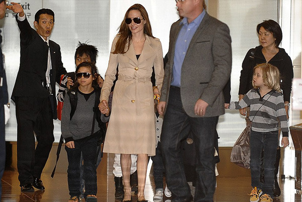 Shiloh cao rất nhanh, giờ đây cô bé đã vượt chiều cao của Pax Thiên.