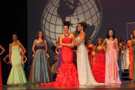 Thu Hương và người đẹp chủ nhà hồi hộp đợi kết quả. Thu Hương và người đẹp chủ nhà hồi hộp đợi kết quả.