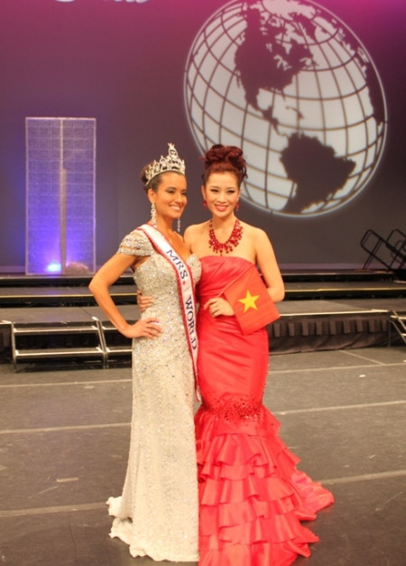 Á hậu 2 Thu Hương cùng Tân Hoa hậu Quý bà 2011. Á hậu 2 Thu Hương cùng Tân Hoa hậu Quý bà 2011.