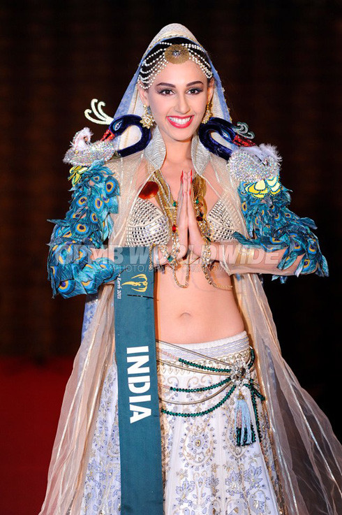 Phan Thị Mơ và thí sinh Miss Earth diễn trang phục dân tộc ảnh 2 Hoa hậu Ấn Độ.