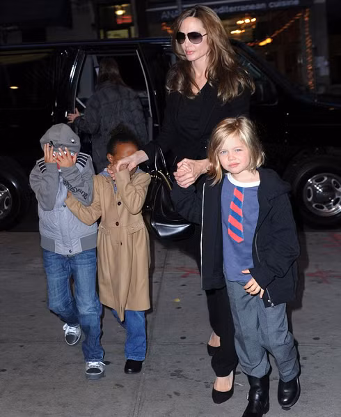 Zahara cũng lấy tay che mặt, chỉ duy nhất Shiloh nhìn thẳng vào ống kính.