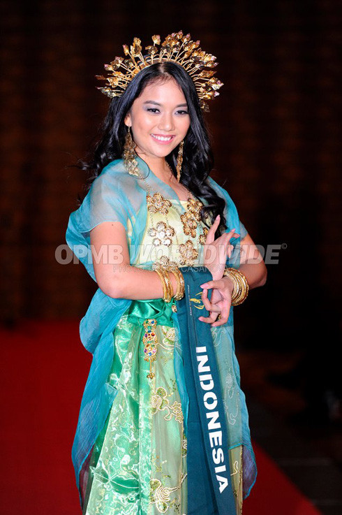 Phan Thị Mơ và thí sinh Miss Earth diễn trang phục dân tộc ảnh 7 Hoa hậu Indonesia.