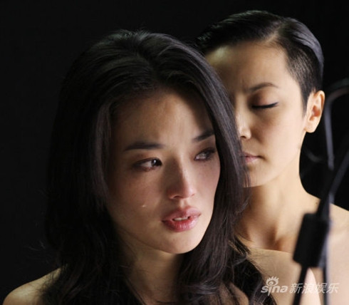 Nét diễn đầy tâm trạng của hai ngôi sao, đặc biệt là Thư Kỳ, khiến MV không hề gợi dục mà rất sâu lắng. Nét diễn đầy tâm trạng của hai ngôi sao, đặc biệt là Thư Kỳ, khiến MV không hề gợi dục mà rất sâu lắng.