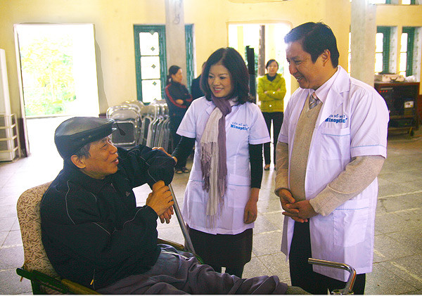 Nhân dịp ngày quân đội nhân dân Việt Nam 22/12/2011, để tỏ lòng tri ân với các anh hùng có công với cách mạng, cặp đôi NSUT Chí Trung - Ngọc Huyền đồng hành cùng công ty BT Việt Nam với nhãn hàng Viên bổ mắt Minoptic làm đại diện đã có chuyến thăm và tặng quà Tết, tặng thuốc và khám bệnh miễn phí cho các thương bệnh binh tại trung tâm điều dưỡng Thuận Thành, Bắc Ninh.