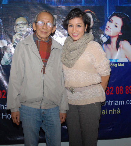 Nguyễn Ánh 9 chụp hình với ca sĩ Mỹ Linh