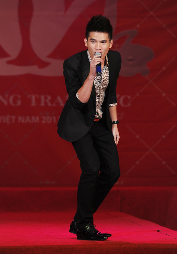 Quốc Thiên với phong cách lịch lãm quen thuộc trên sân khấu. Quốc Thiên với phong cách lịch lãm quen thuộc trên sân khấu.