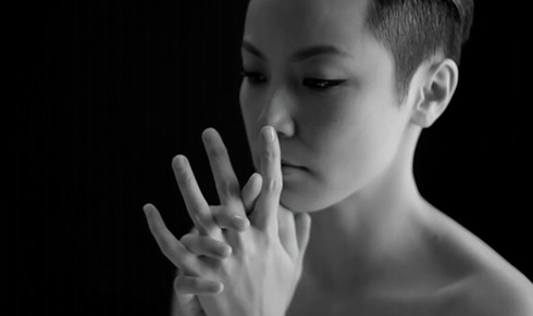 Hà Vận Thi năm nay 34 tuổi, là một ca sĩ khá nổi tiếng của Hong Kong. Cô công khai mình là người đồng tính vào năm 2009. Sau khi hoàn thành MV, nữ ca sĩ nói đùa: "Tôi nợ cô ấy cả cuộc đời này. Sau này tôi sẽ làm đầy tớ, dọn phòng cho ấy". Cô bạn Thư Kỳ cũng đùa theo: "Vậy tôi muốn nuôi 10 chú chó và 50 chú mèo". Hà Vận Thi năm nay 34 tuổi, là một ca sĩ khá nổi tiếng của Hong Kong. Cô công khai mình là người đồng tính vào năm 2009. Sau khi hoàn thành MV, nữ ca sĩ nói đùa: "Tôi nợ cô ấy cả cuộc đời này. Sau này tôi sẽ làm đầy tớ, dọn phòng cho ấy". Cô bạn Thư Kỳ cũng đùa theo: "Vậy tôi muốn nuôi 10 chú chó và 50 chú mèo".