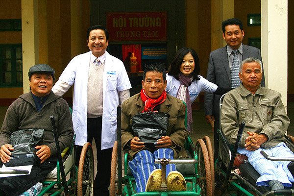 Khi thấy những nỗi đau mà các thương bệnh binh phải gánh chịu, đặc biệt là trong đợt mùa đông giá rét này, NSUT Chí Trung đã rất xúc động. Anh đã dành tặng các thương bệnh binh bài hát mà trước đây bố của anh, cố NSND Quý Dương đã từng hát cho các thương bệnh binh tại trung tâm điều dưỡng này, bài hát “ Tấm áo chiến sĩ mẹ vá năm xưa”.