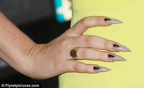 Lady Gaga đeo vuốt như chim ưng ảnh 4 Lady Gaga đeo vuốt như chim ưng ảnh 4