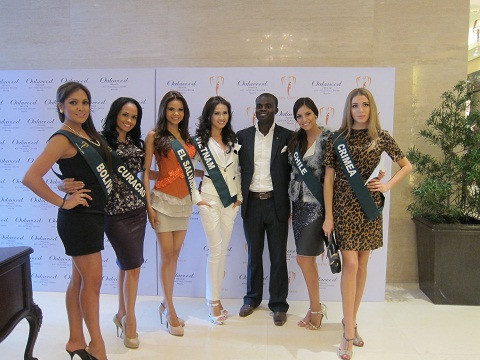 Duyên dáng bên nhà tài trợ và các người đẹp