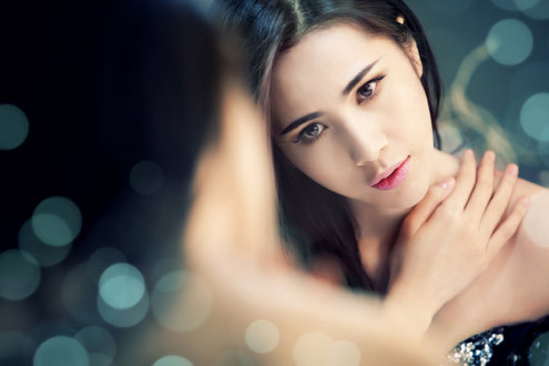 Thủy Tiên làm điệu trước gương ảnh 4 CD Vẫn mãi yêu anh của Thủy Tiên vừa có mặt trên thị trường, giới thiệu đến khán giả một phong cách tự tin, quyến rũ của nữ ca sĩ. Thủy Tiên chọn dòng nhạc dance để thể hiện sự quyết liệt trong việc xây dựng hình ảnh thời gian này.