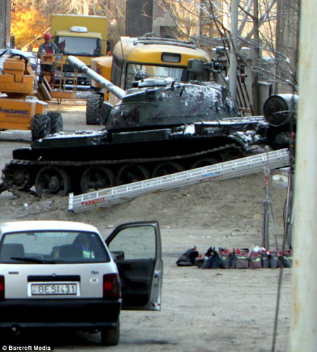 Chắc chắn 6 đứa con của Brad Pitt sẽ được bố cho chơi trong chiếc xe này.