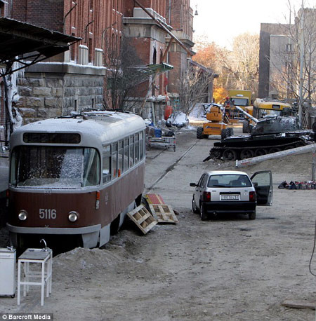 Brad Pitt đã mua chiếc xe tăng T54 và để trước nhà mình.