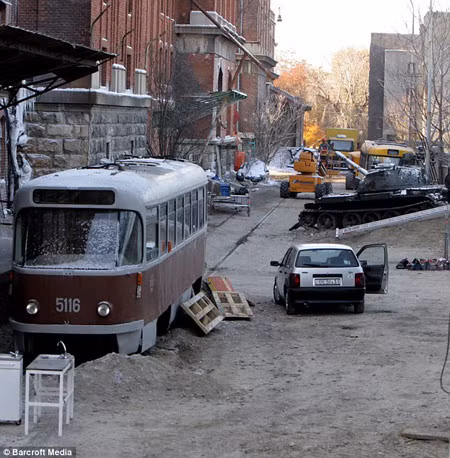 Brad Pitt đã mua chiếc xe tăng T54 và để trước nhà mình.