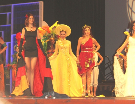 Thu Hương giành ngôi Á hậu 2 Mrs World 2011 ảnh 2 Thu Hương giành ngôi Á hậu 2 Mrs World 2011 ảnh 2